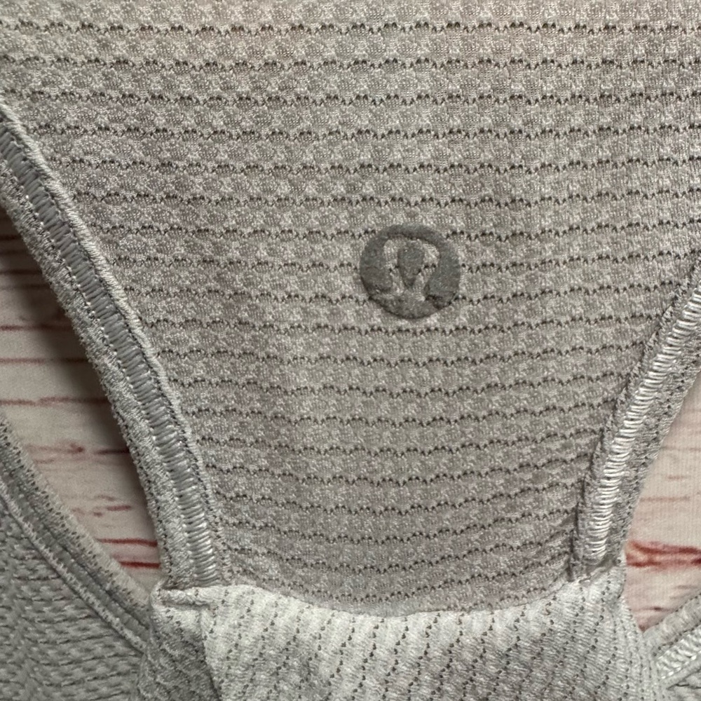 Lululemon Essential Tank Scallop Texture in Heathered White Sz 6 - Picture 10 of 10